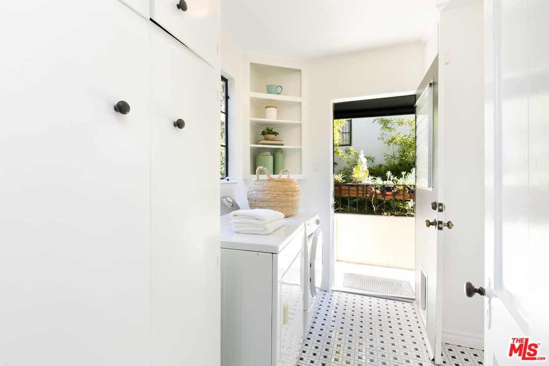 4115 Holly Knoll Drive Los Angeles, CA 90027 - Photo 11 of 29