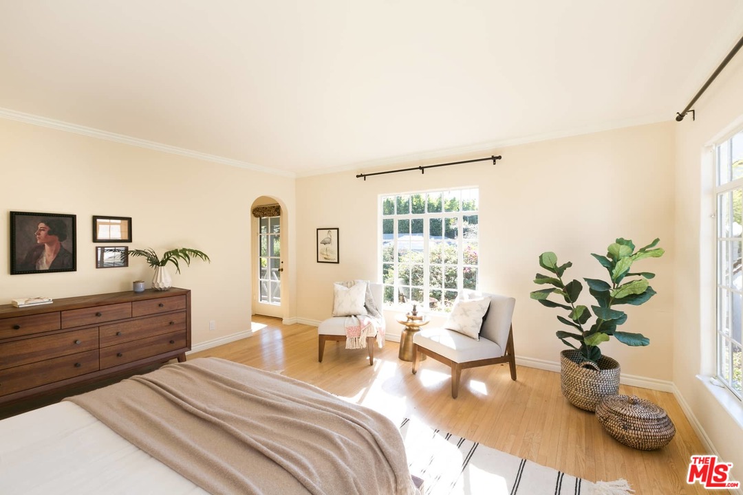 4115 Holly Knoll Drive Los Angeles, CA 90027 - Photo 13 of 29