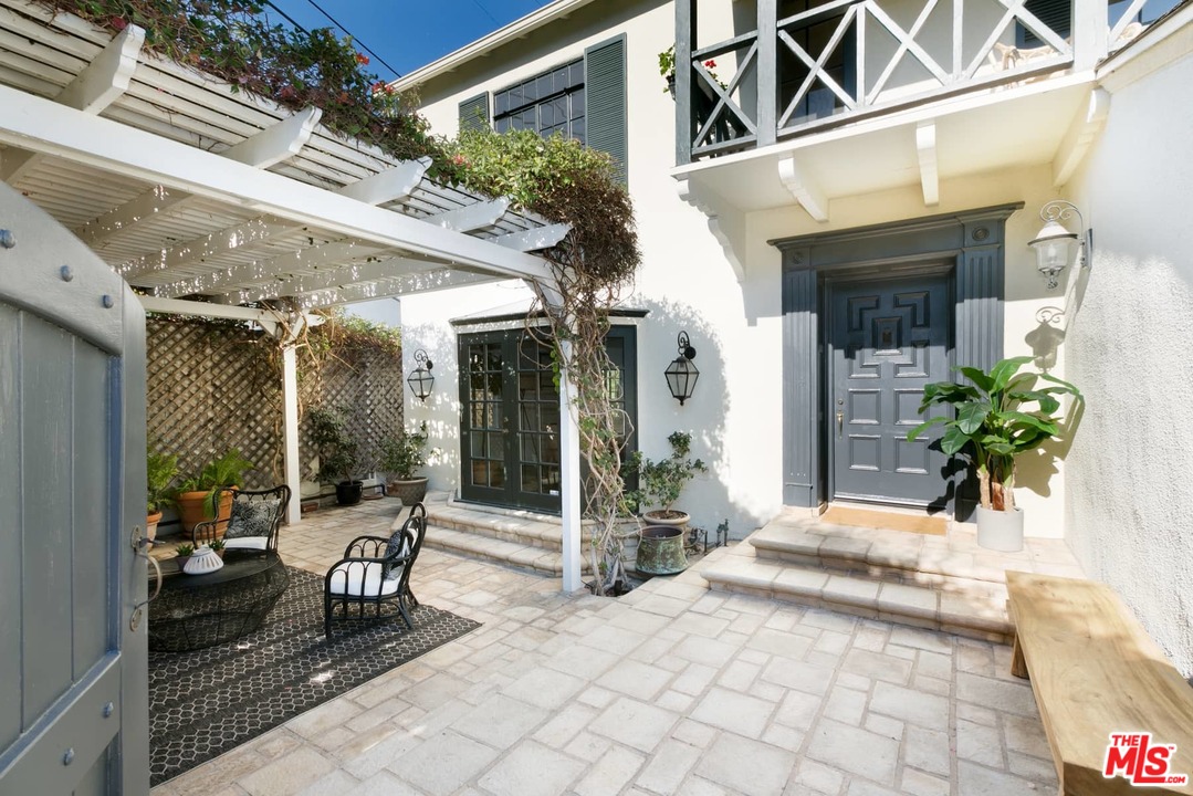 4115 Holly Knoll Drive Los Angeles, CA 90027 - Photo 3 of 29