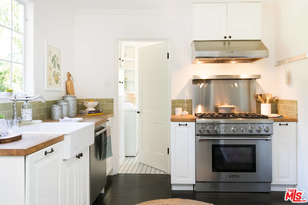 4115 Holly Knoll Drive Los Angeles, CA 90027 - Photo 9 of 29