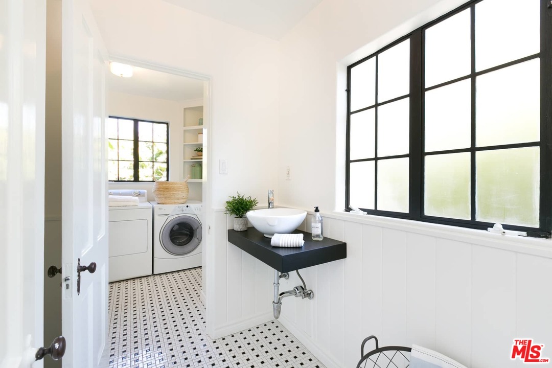 4115 Holly Knoll Drive Los Angeles, CA 90027 - Photo 10 of 29