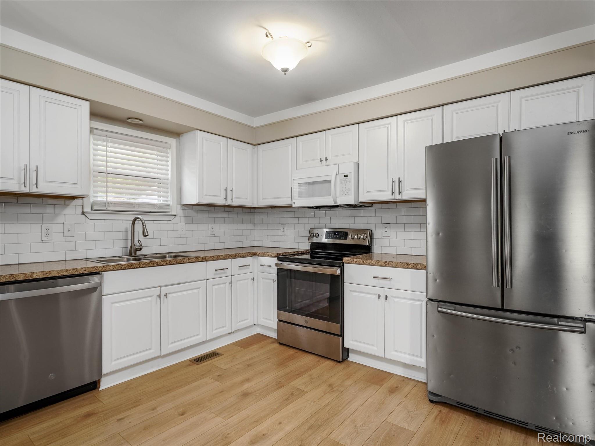 2330 Wiltshire Road Berkley, MI 48072 - Photo 7 of 24 06-2330 Wiltshire Rd 0005.jpg