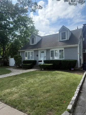 $3,000 | 35 Midwood Avenue, Farmingdale, NY 11735