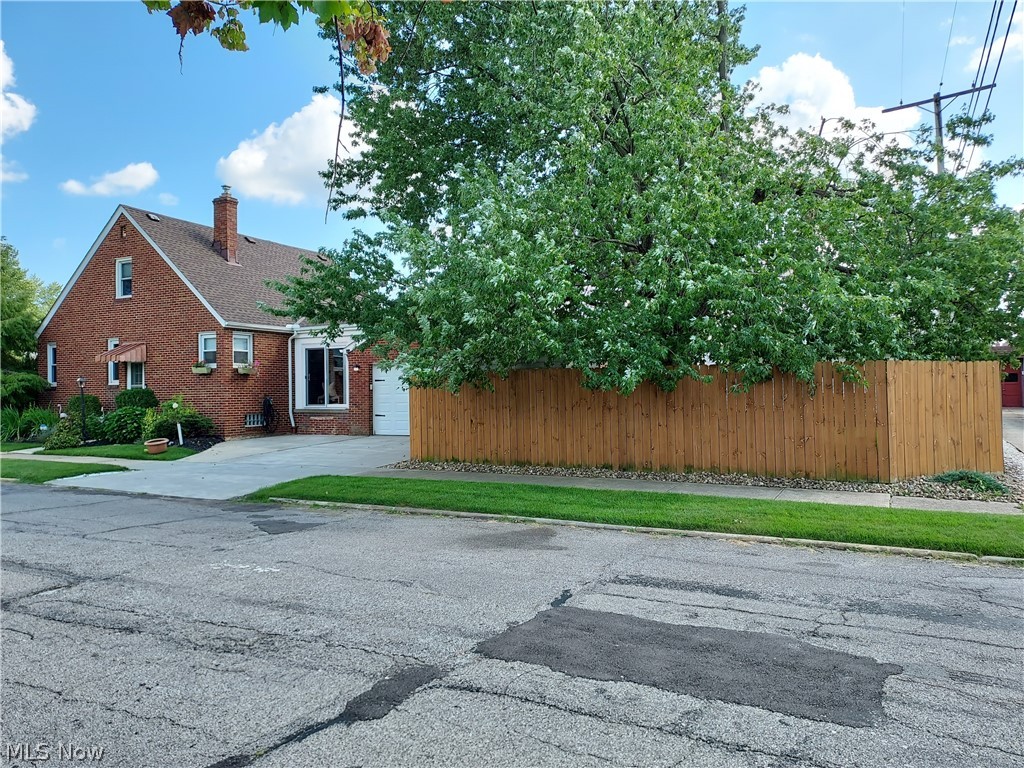 6330 Stanbury Road Parma, OH 44129 - Photo 5 of 27