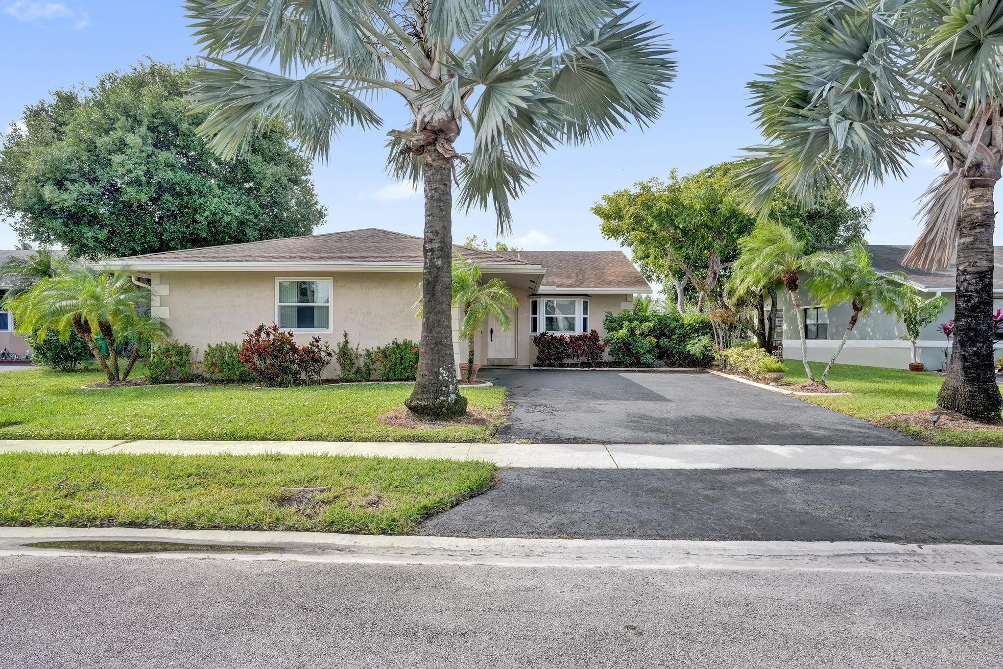 7625 Northwest 88th Way Tamarac, FL 33321 - Photo 2 of 25 Photo 2