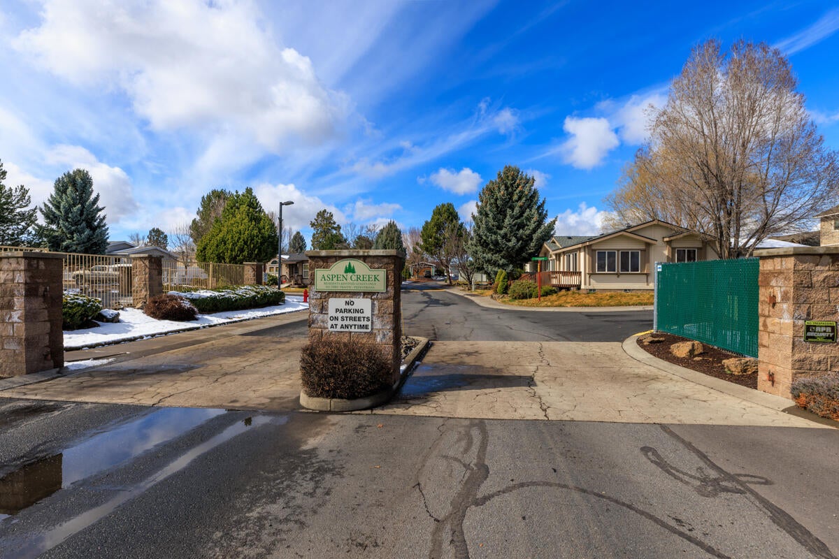 2356 Southwest Mariposa Loop Redmond, OR 97756 - Photo 33 of 33 Community Entrance