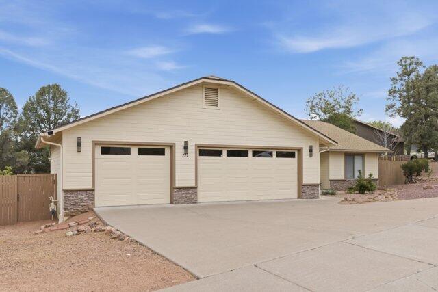 722 Boulder Ridge Road Payson, AZ 85541 - Photo 2 of 29 a front view of a house with a yard and garage