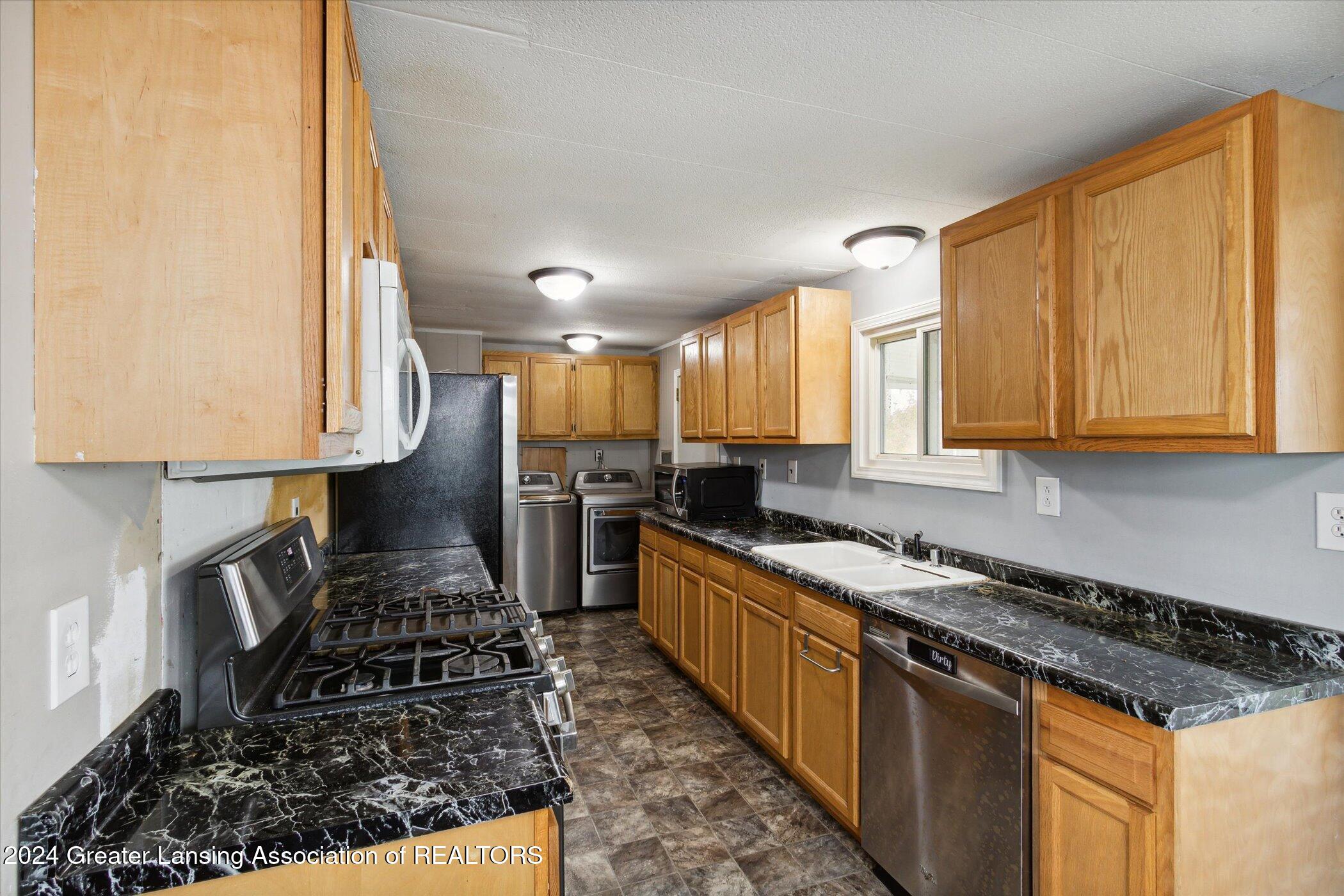 7300 South Rich Road Middleton, MI 48856 - Photo 13 of 36 13-7300-Rich-Rd-Middleton-MI-48856-Windo