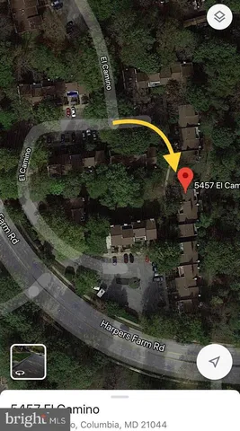 a picture of a book shelf