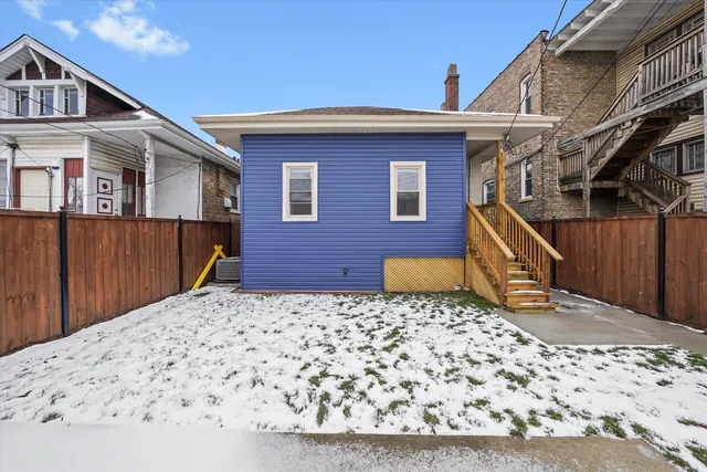 a picture of a wall with a picture