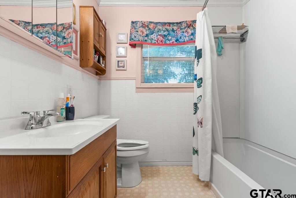 2131 Tryon Road Longview, TX 75601 - Photo 17 of 39 a bathroom with a sink a toilet and shower