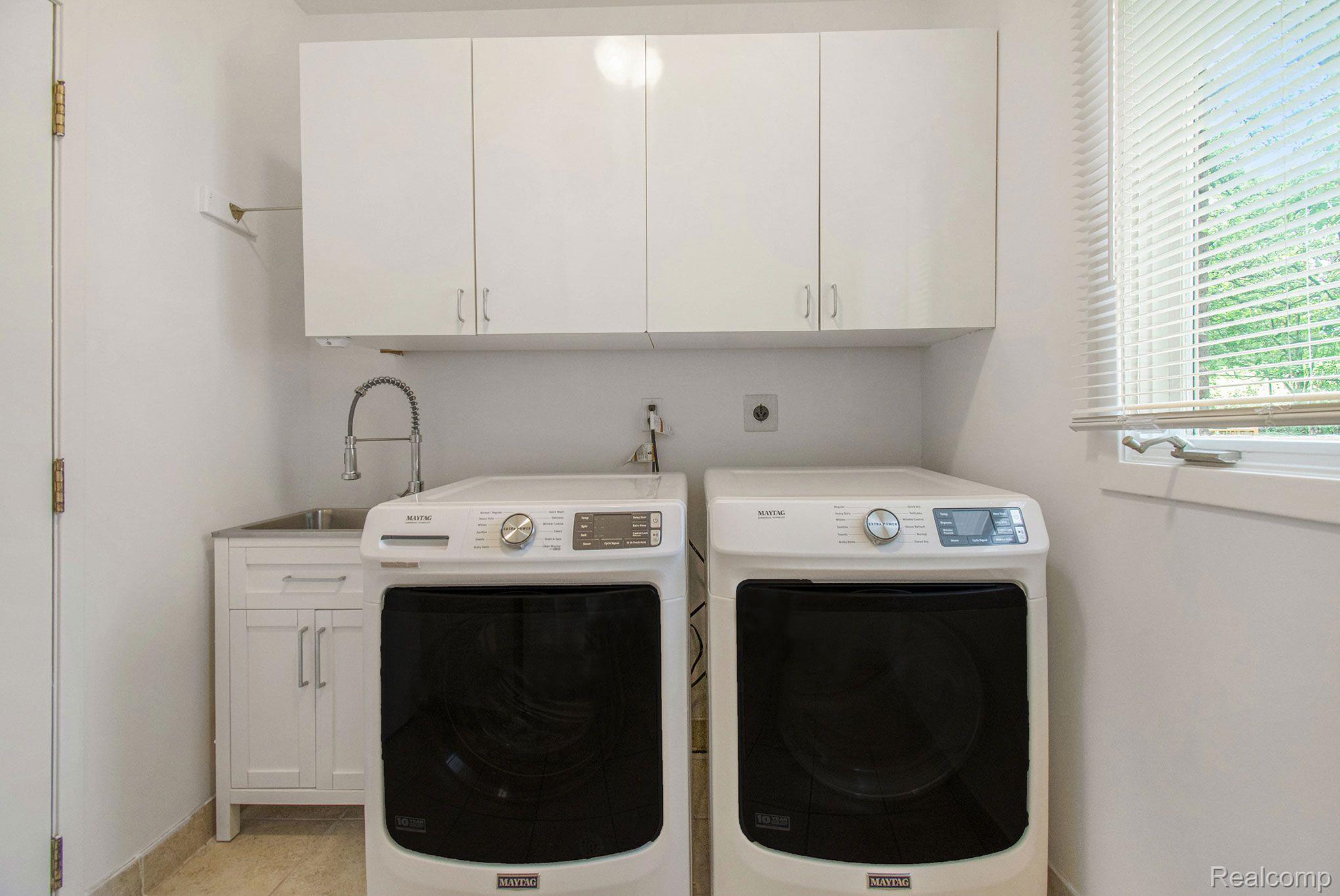 5262 Simpson Lake Road West Bloomfield, MI 48323 - Photo 29 of 39 Main-level laundry room