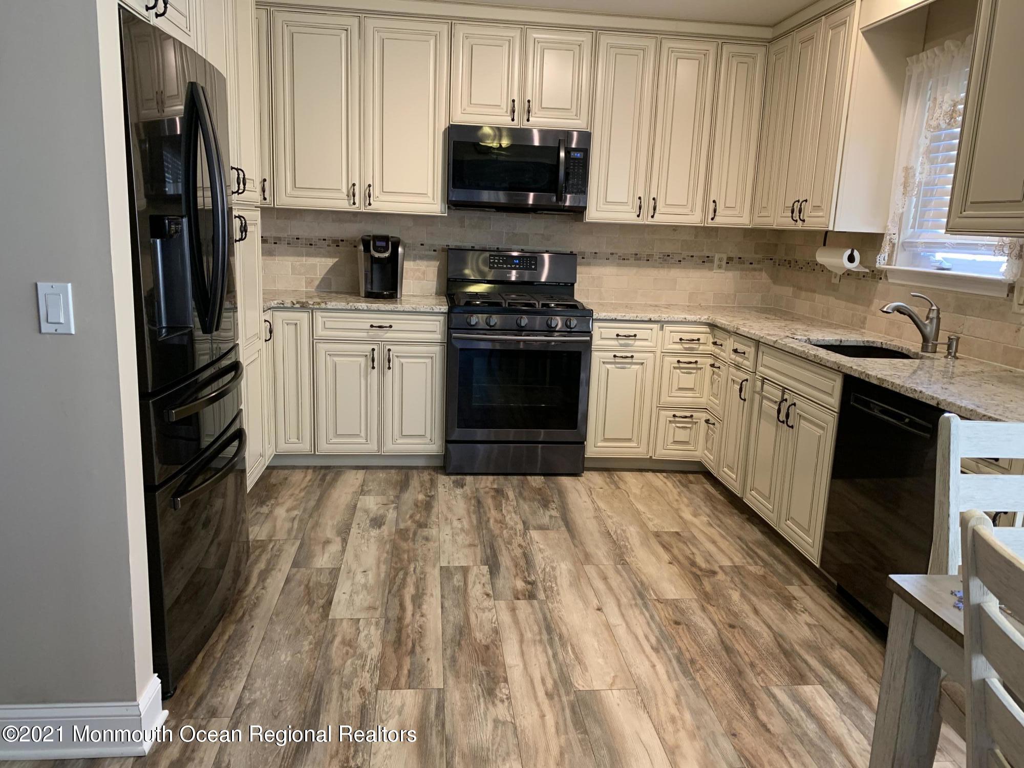 14 Ridgemont Lane Whiting, NJ 08759 - Photo 8 of 21 757BA0A8-8C36-46D2-99A8-3AC952478FA1