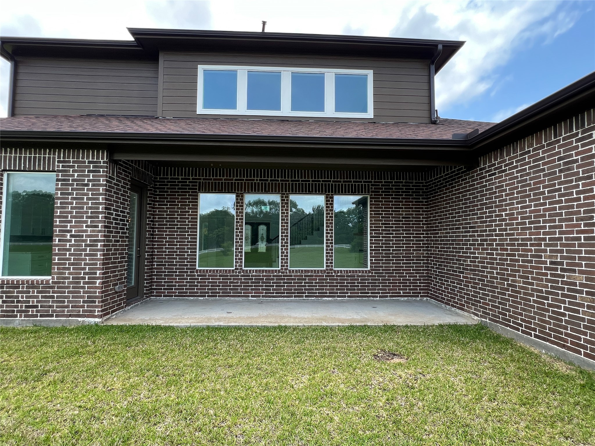 126 Lakeland Circle Rosharon, TX 77583 - Photo 45 of 49 a front view of a house with a garden