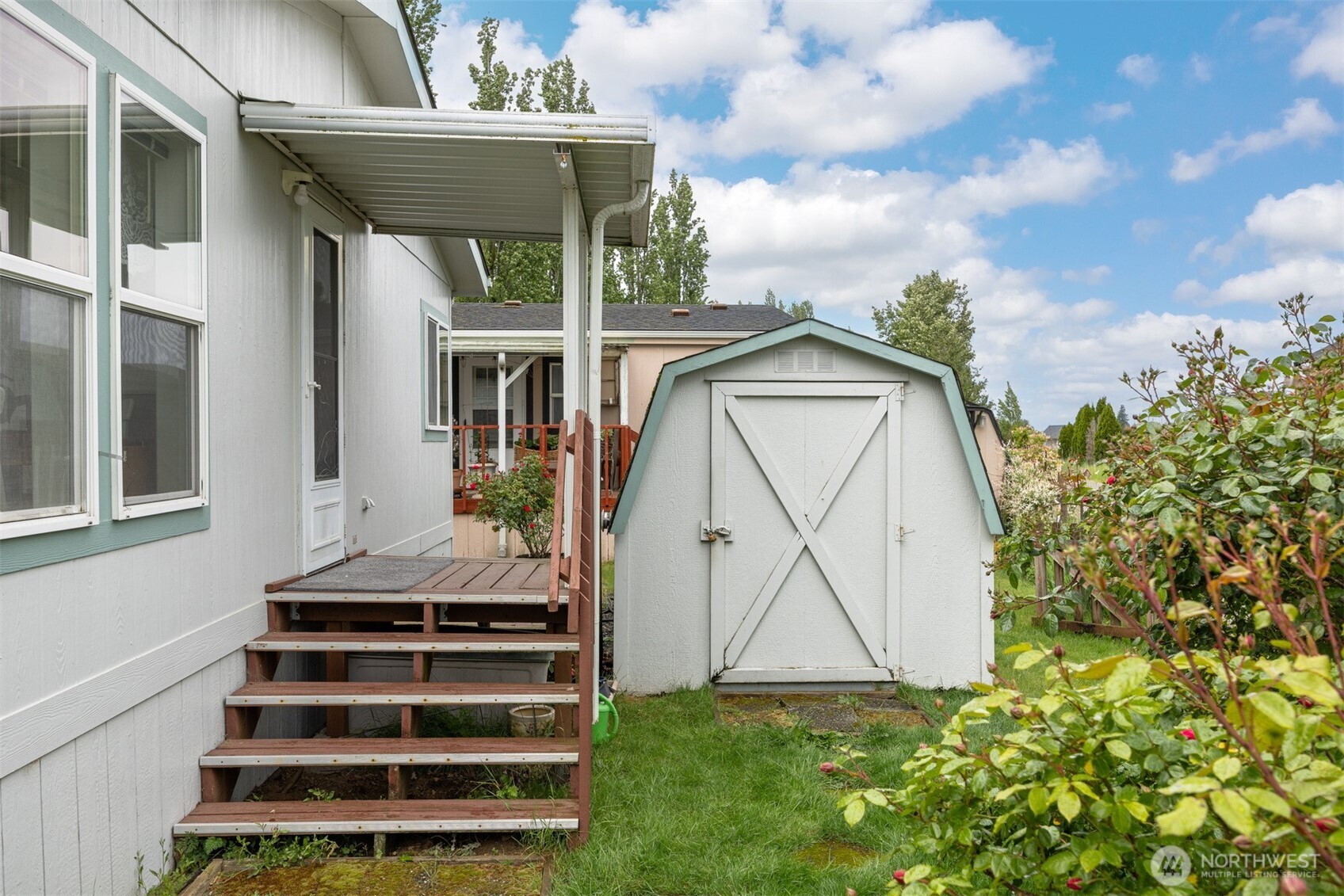 380 East Pole Road, Unit 6 Lynden, WA 98264 - Photo 35 of 40 a front view of a house with a yard