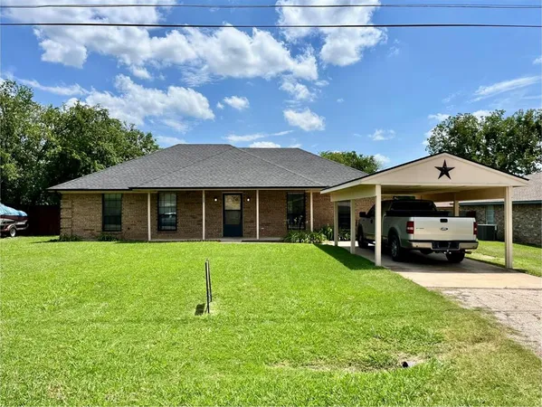 $1,975 | 525 West Lloyd Street, Krum, TX 76249