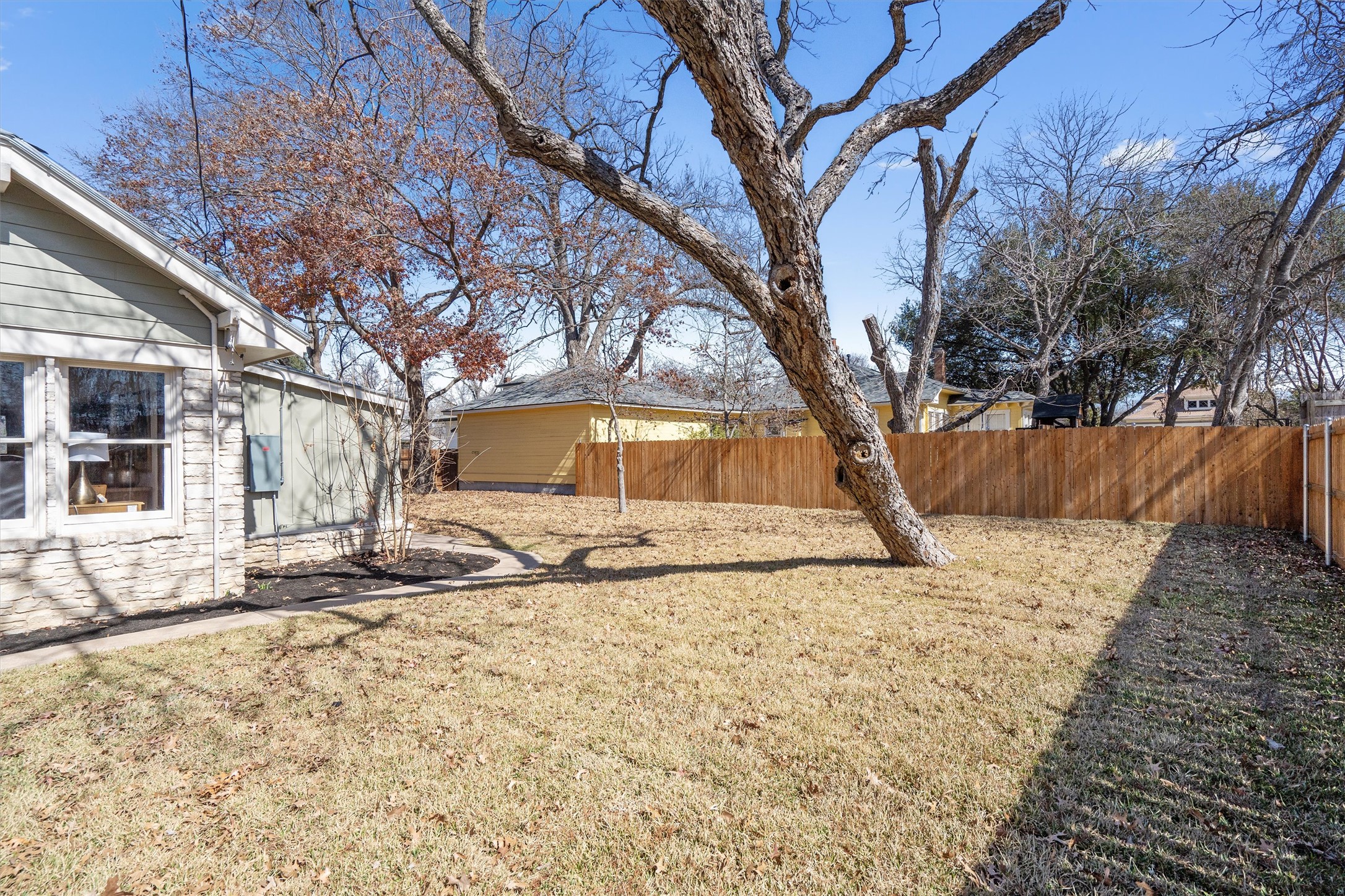 1605 South Austin Avenue Georgetown, TX 78626 - Photo 35 of 40 View of fenced backyard