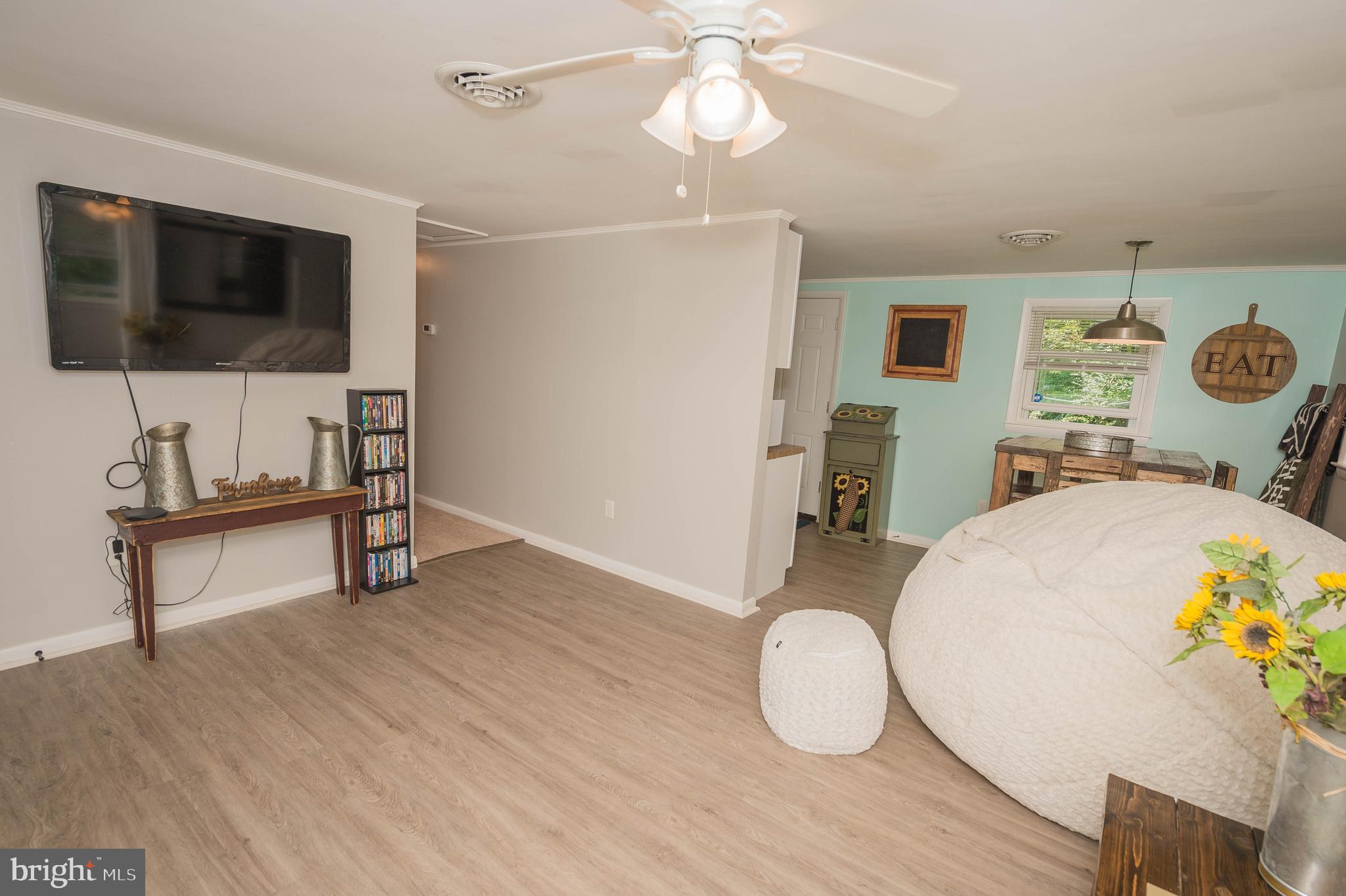 9201 Seahawk Road Berlin, MD 21811 - Photo 5 of 42 Living Room
