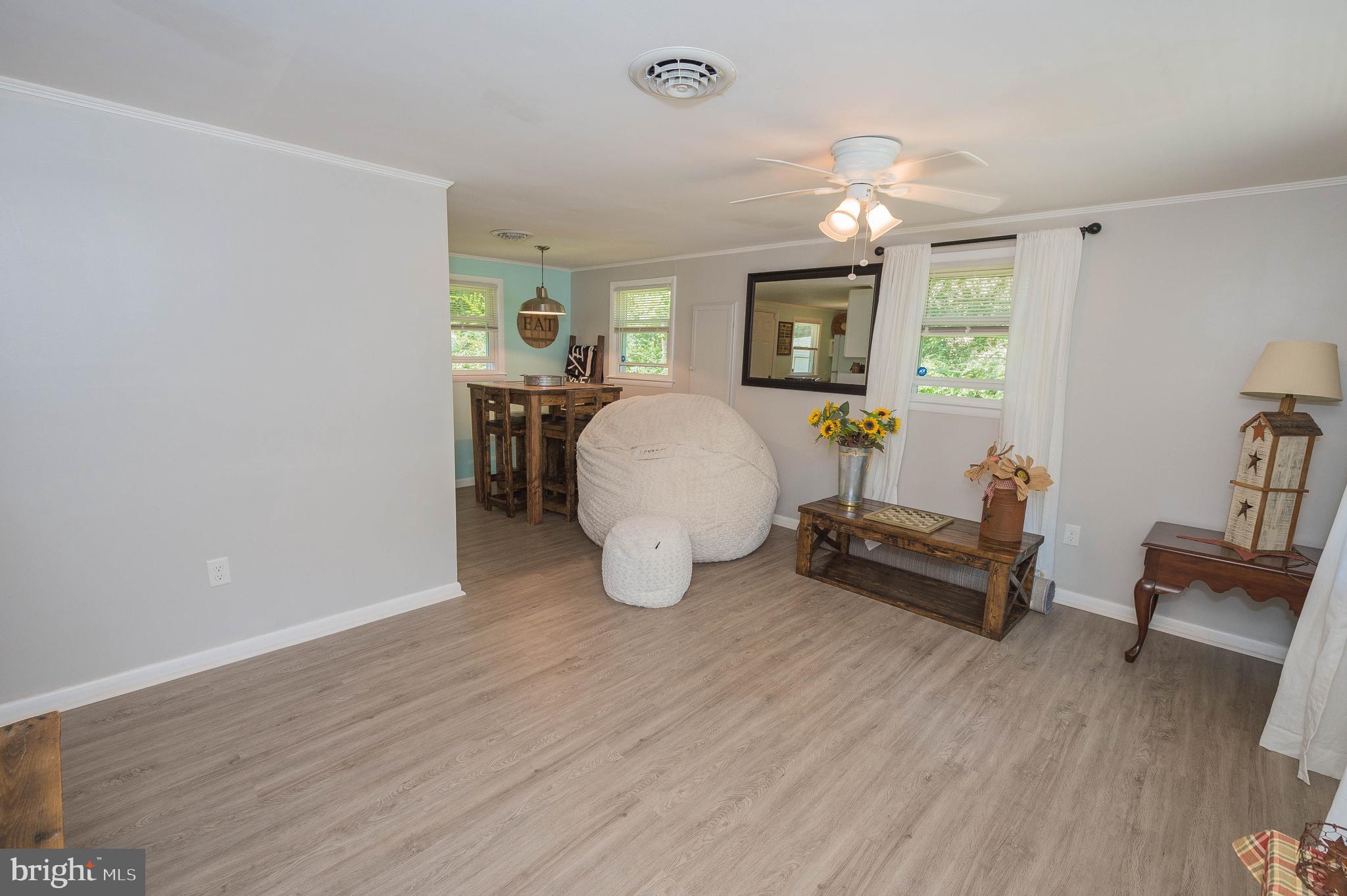 9201 Seahawk Road Berlin, MD 21811 - Photo 6 of 42 Living Room