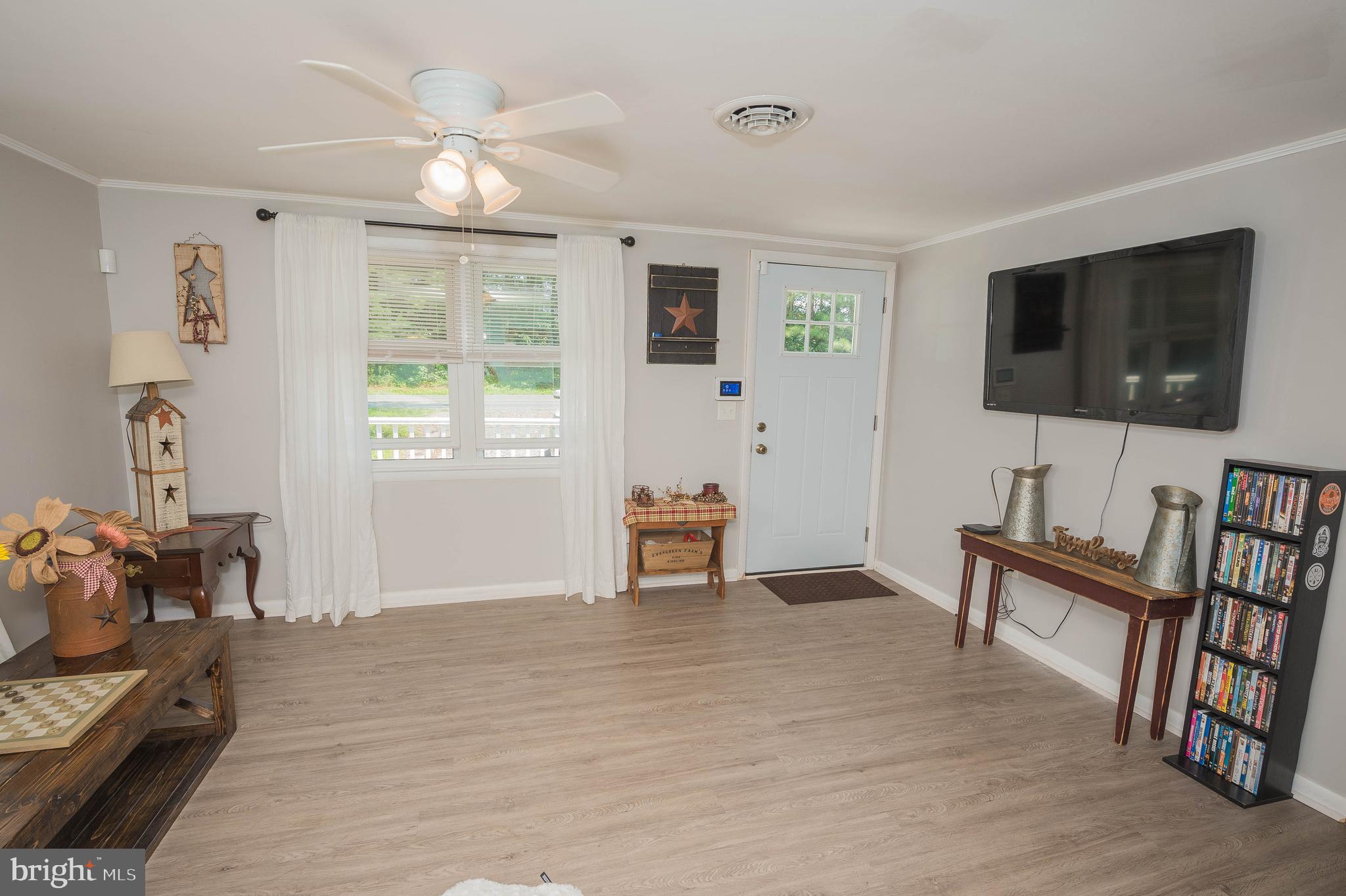 9201 Seahawk Road Berlin, MD 21811 - Photo 8 of 42 Living Room