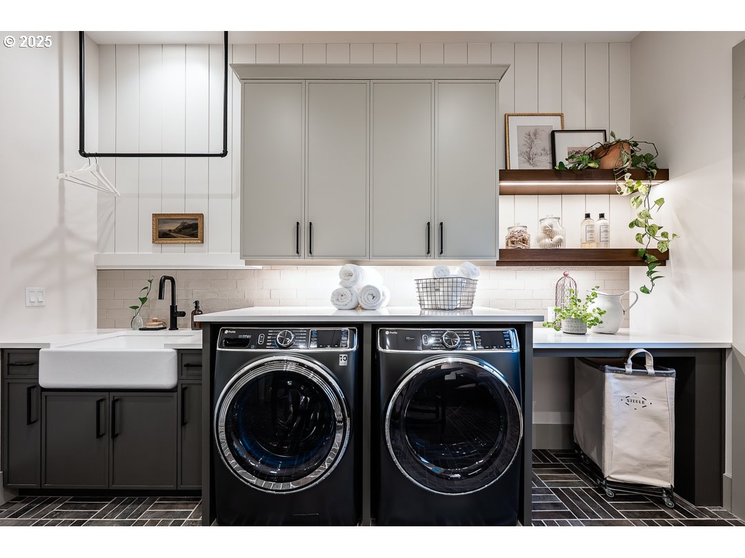 655 Rosemont Road West Linn, OR 97068 - Photo 12 of 48 Laundry