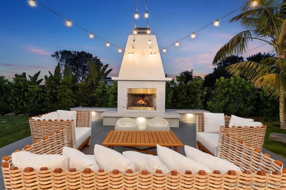 1112 Crest Drive Encinitas, CA 92024 - Photo 13 of 49