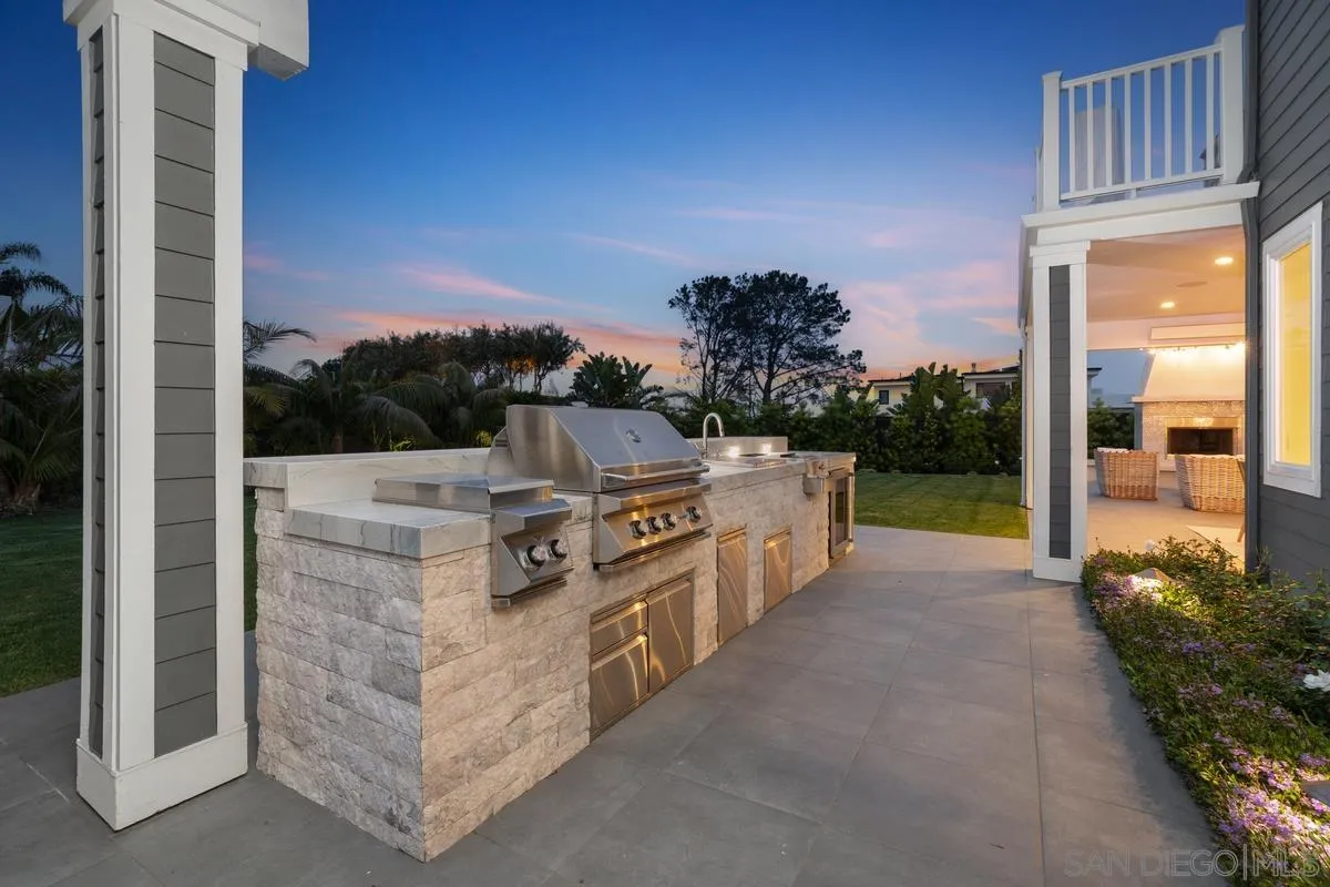 1112 Crest Drive Encinitas, CA 92024 - Photo 4 of 49