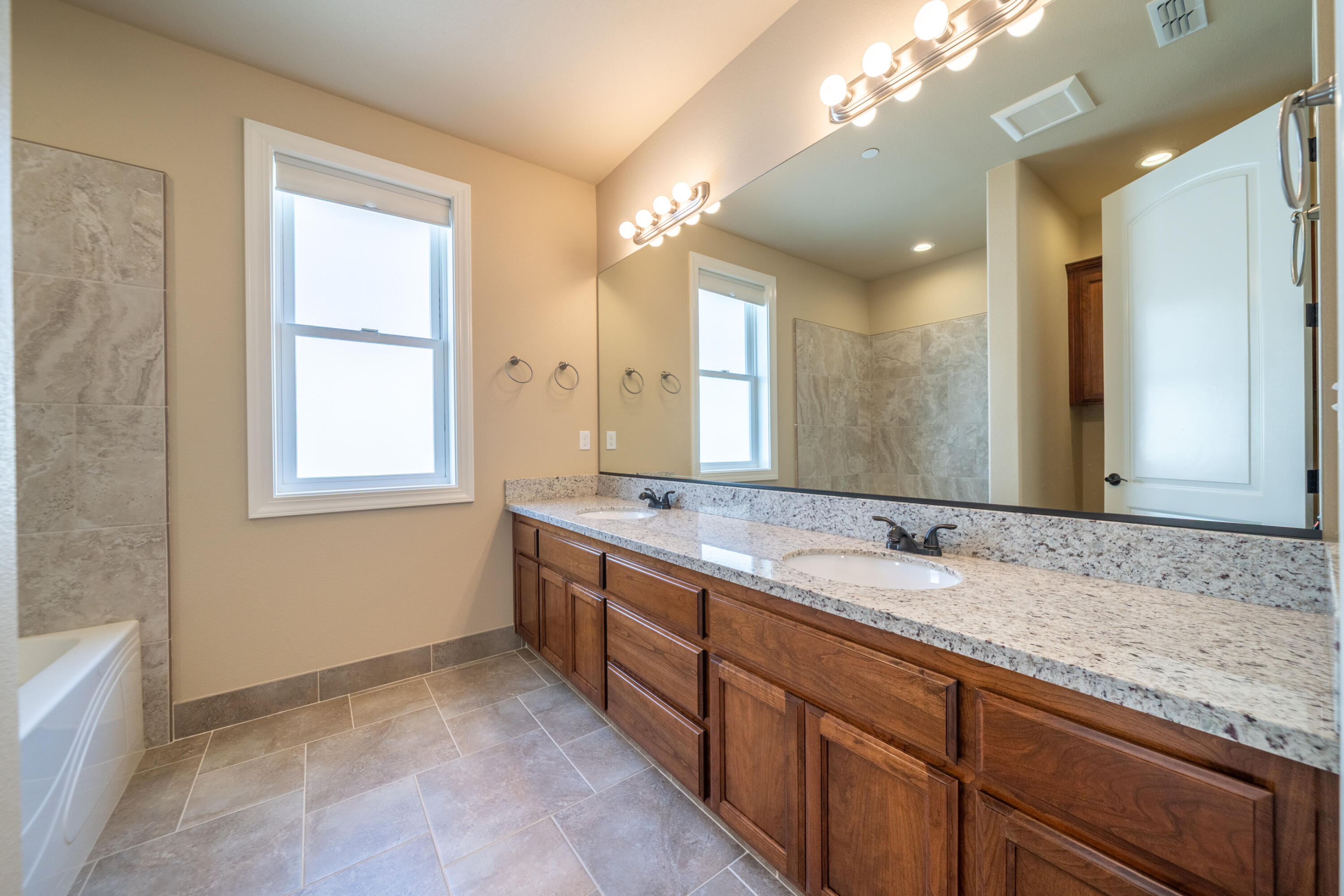 1915 Jolie Way Redding, CA 96003 - Photo 11 of 32 Hall Bath