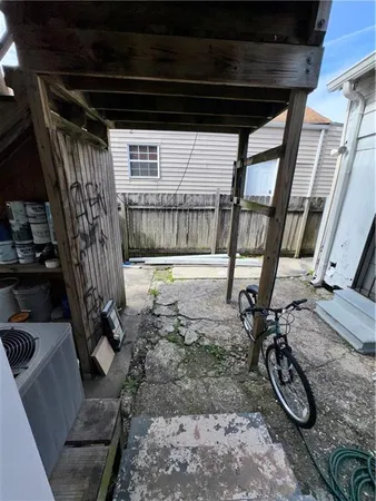 $1,250 | 2300 Valence Street, Unit 101, New Orleans, LA 70115