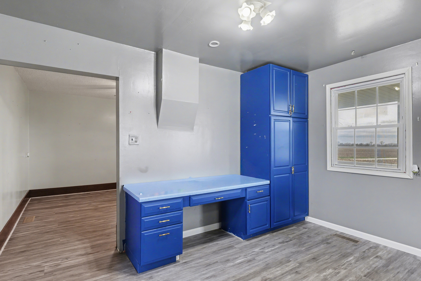 724 East 2600 North Road Penfield, IL 61862 - Photo 17 of 43 a room with wooden floor and window