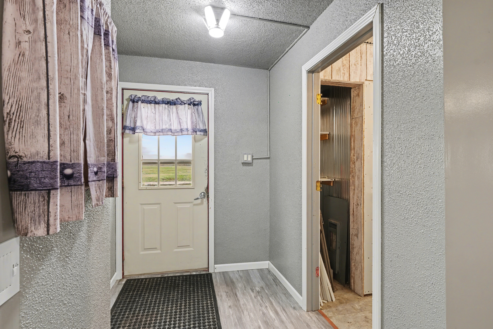 724 East 2600 North Road Penfield, IL 61862 - Photo 18 of 43 a view of hallway with walk in closet