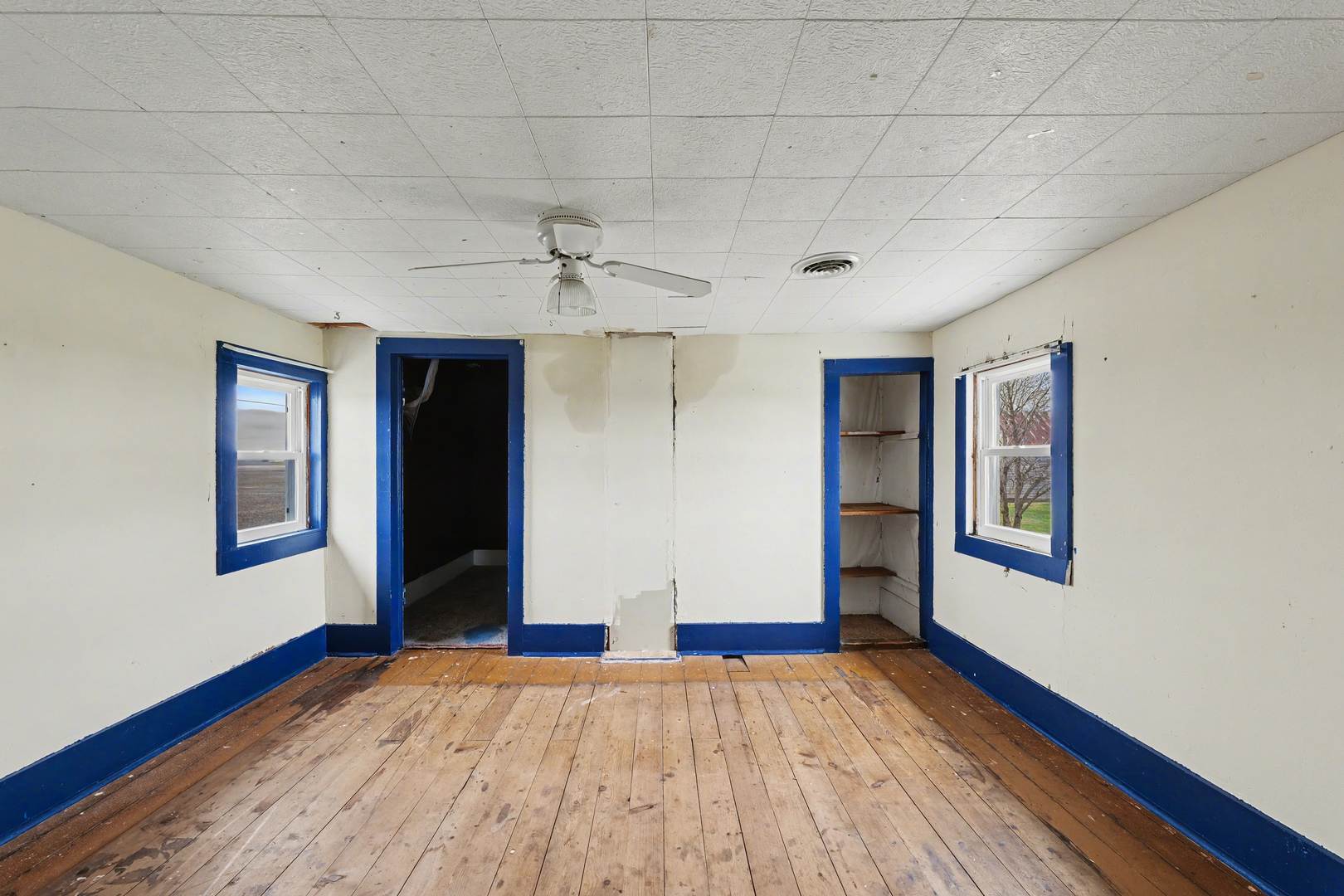 724 East 2600 North Road Penfield, IL 61862 - Photo 31 of 43 a view of empty room with wooden floor and fan