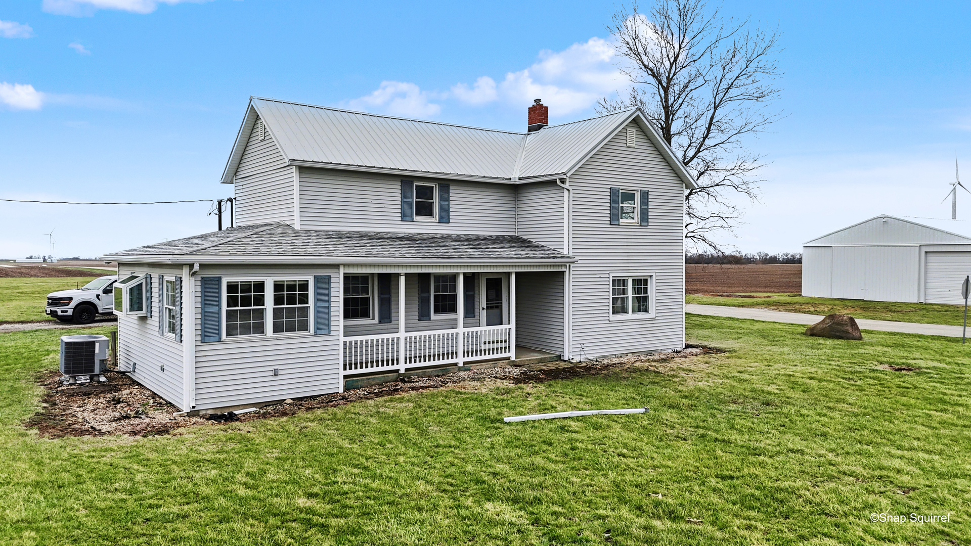 724 East 2600 North Road Penfield, IL 61862 - Photo 5 of 43 a house view with a garden space