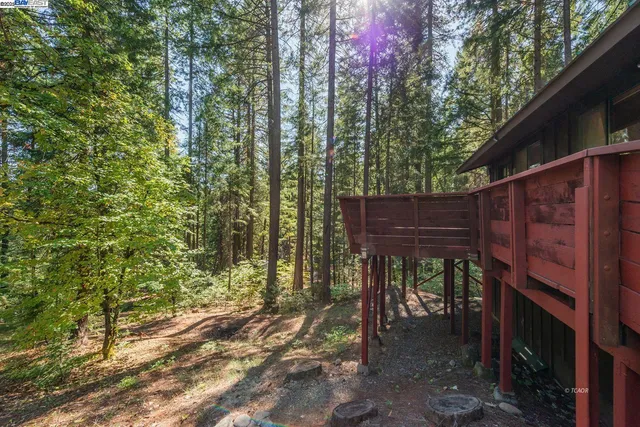 a view of a house with backyard