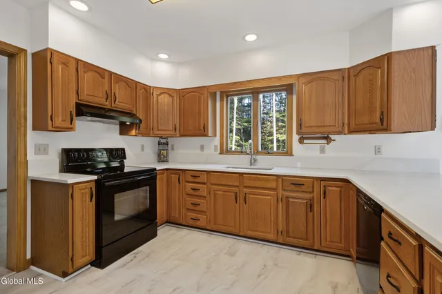 $549,900 | 37 Willow Road, Queensbury, NY 12804