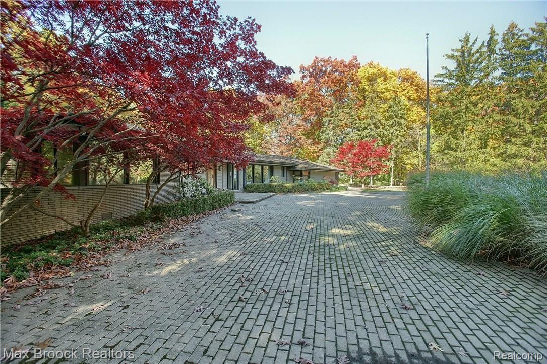 1301 Trowbridge Road Bloomfield Hills, MI 48304 - Photo 7 of 25 Front_Circular_Drive.jpg