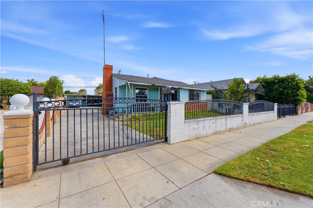121 East 68th Way Long Beach, CA 90805 - Photo 1 of 17