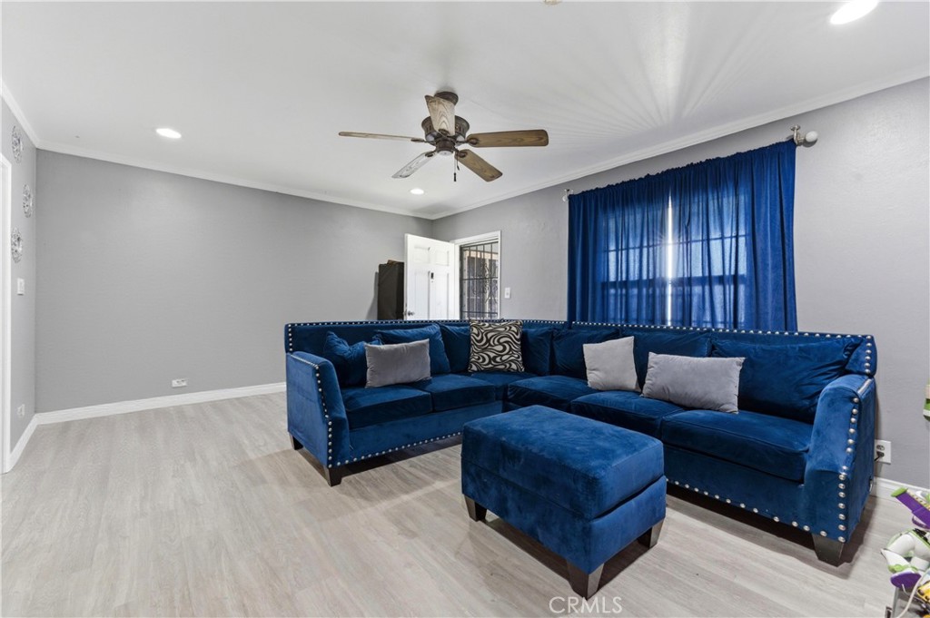 121 East 68th Way Long Beach, CA 90805 - Photo 4 of 17 a living room with furniture and a ceiling fan