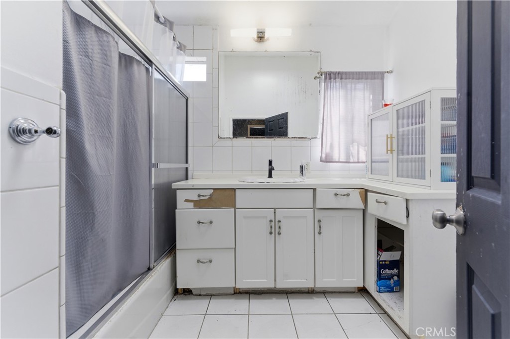 121 East 68th Way Long Beach, CA 90805 - Photo 10 of 17 a spacious bathroom with a sink a mirror and a vanity