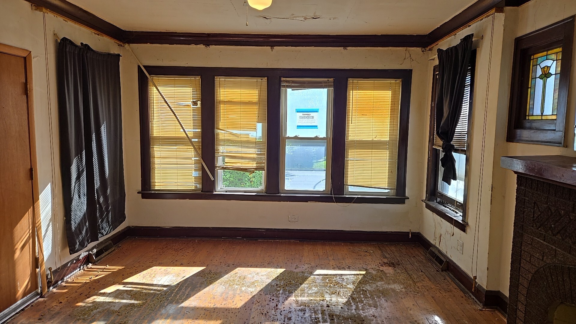 612 East 90th Street Chicago, IL 60619 - Photo 4 of 22 a view of hallway with windows