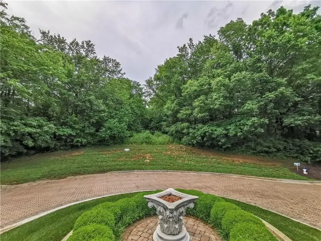 $500,000 | 6004 West Shore Court, Parkville, MO 64152