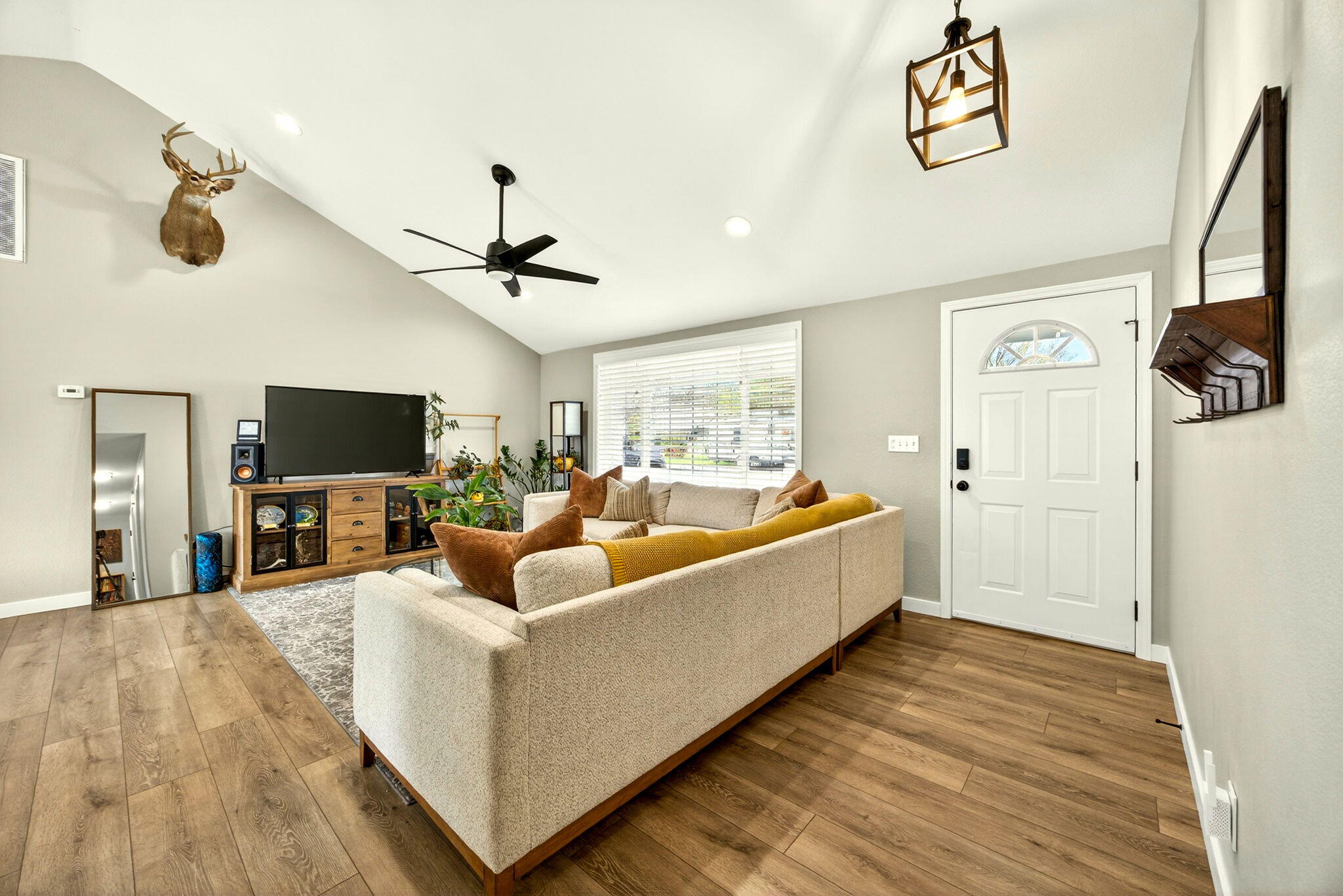934 Pittview Avenue Central Point, OR 97502 - Photo 7 of 32 Lovely engineered hardwood flooring thru out