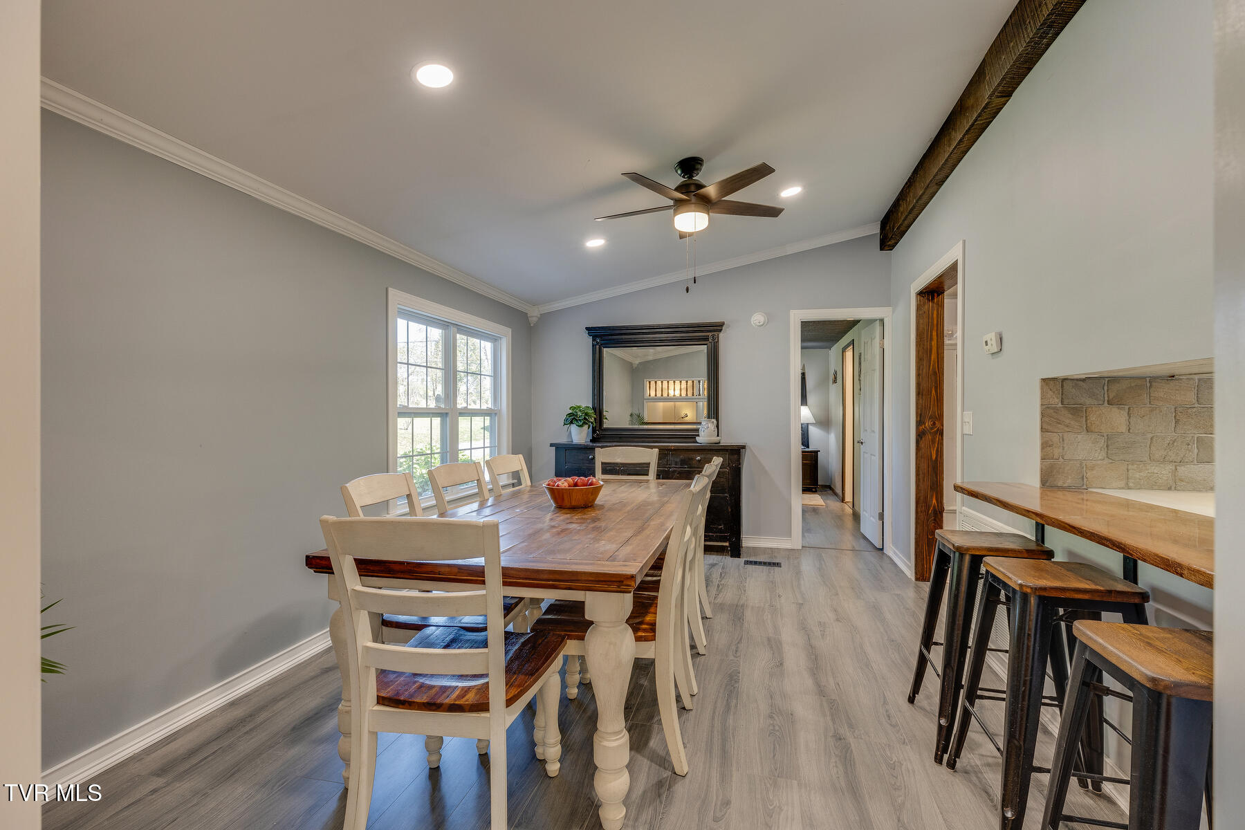 18212 Cleveland Road Abingdon, VA 24211 - Photo 15 of 39 dining custom live edge bar