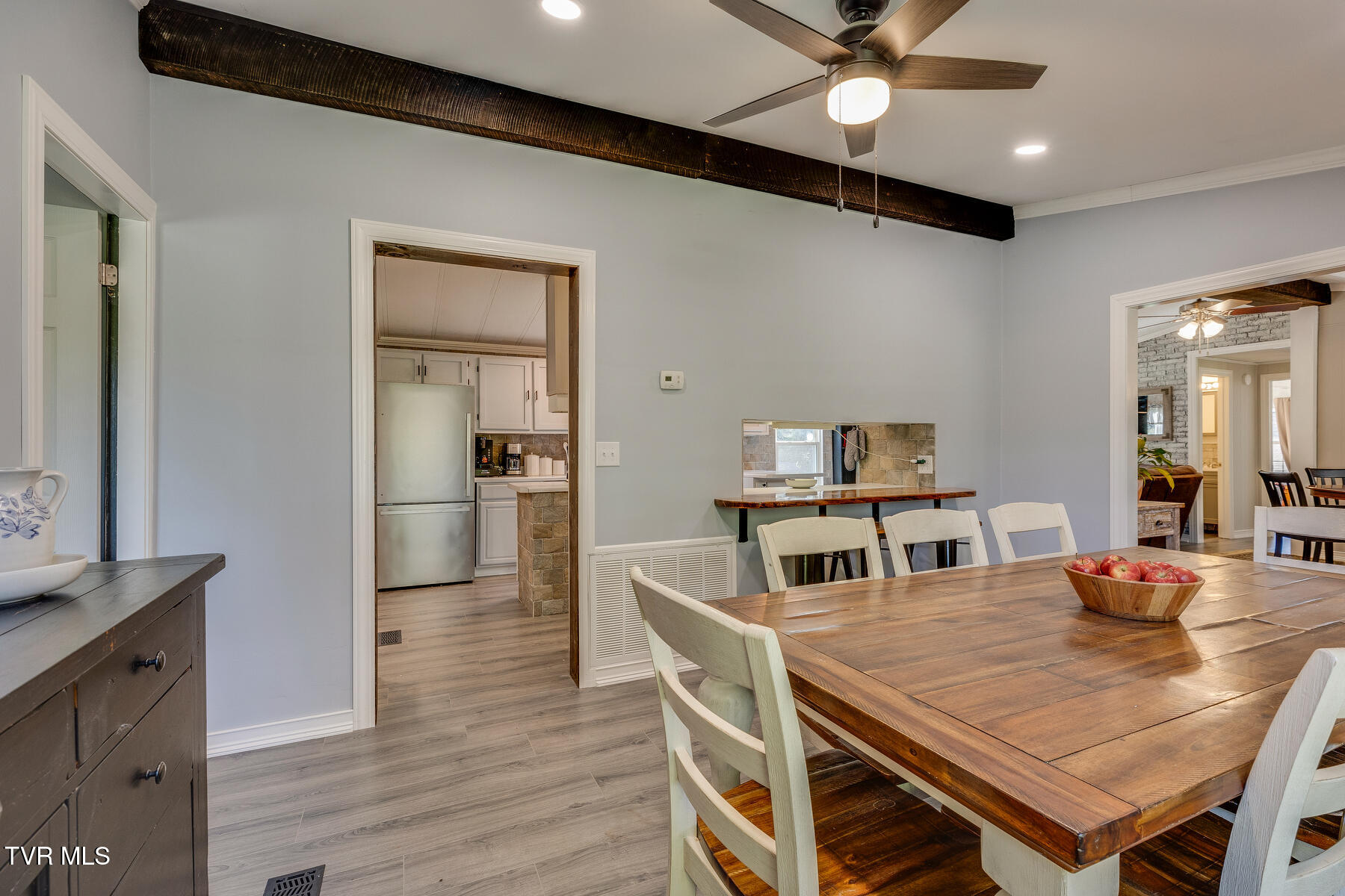 18212 Cleveland Road Abingdon, VA 24211 - Photo 16 of 39 dining with wood beams