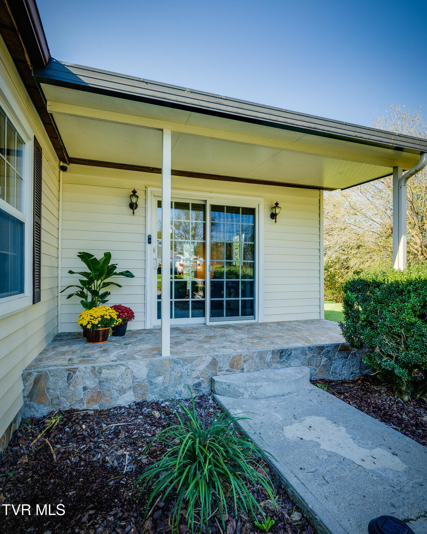 18212 Cleveland Road Abingdon, VA 24211 - Photo 27 of 39 front living entrance