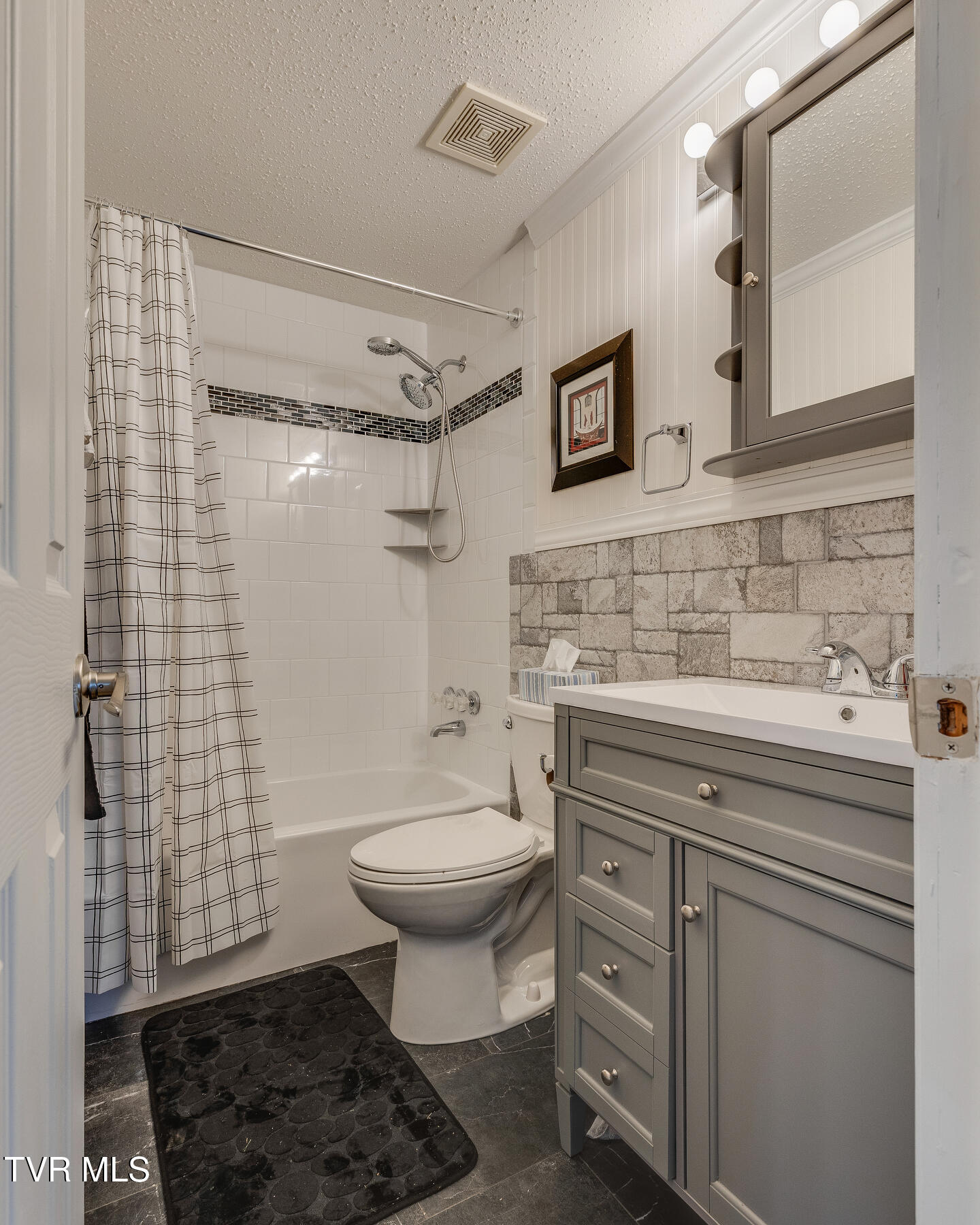 18212 Cleveland Road Abingdon, VA 24211 - Photo 29 of 39 guest bath