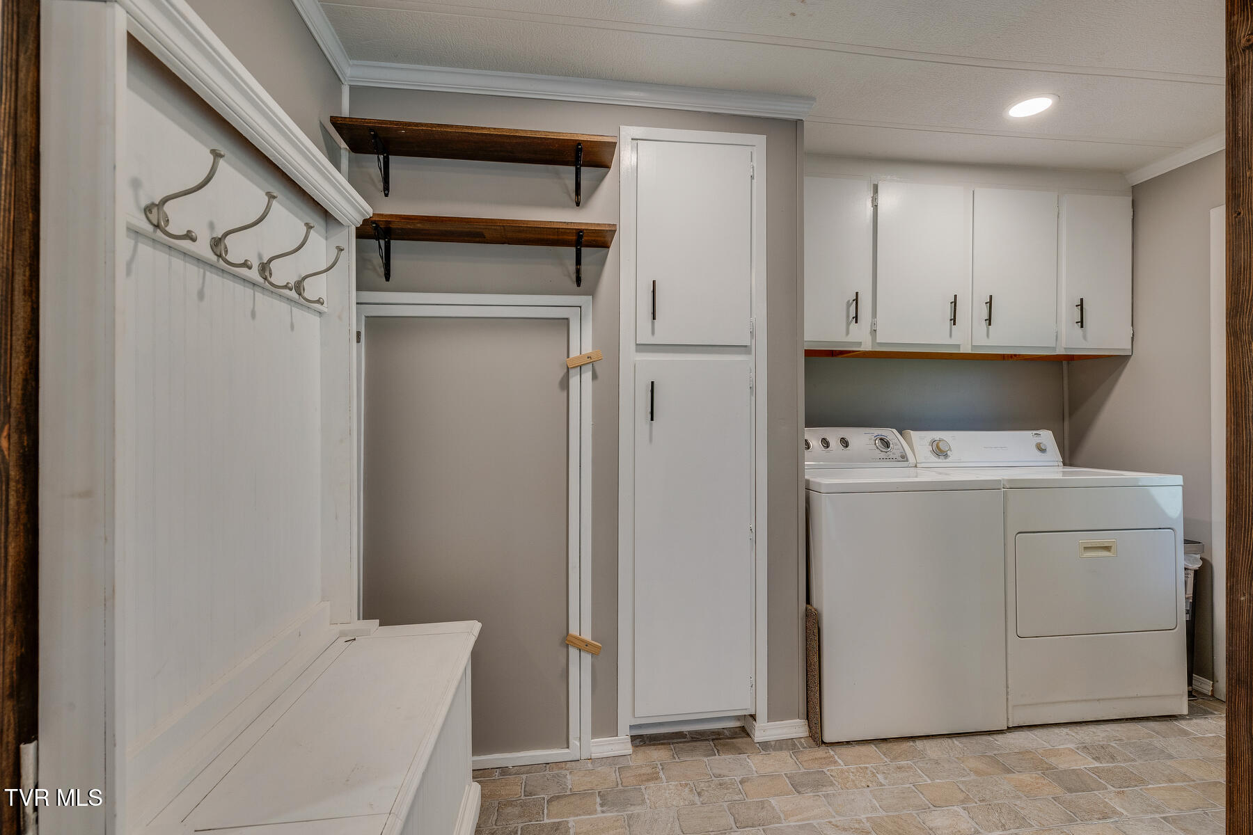18212 Cleveland Road Abingdon, VA 24211 - Photo 34 of 39 laundry mud room