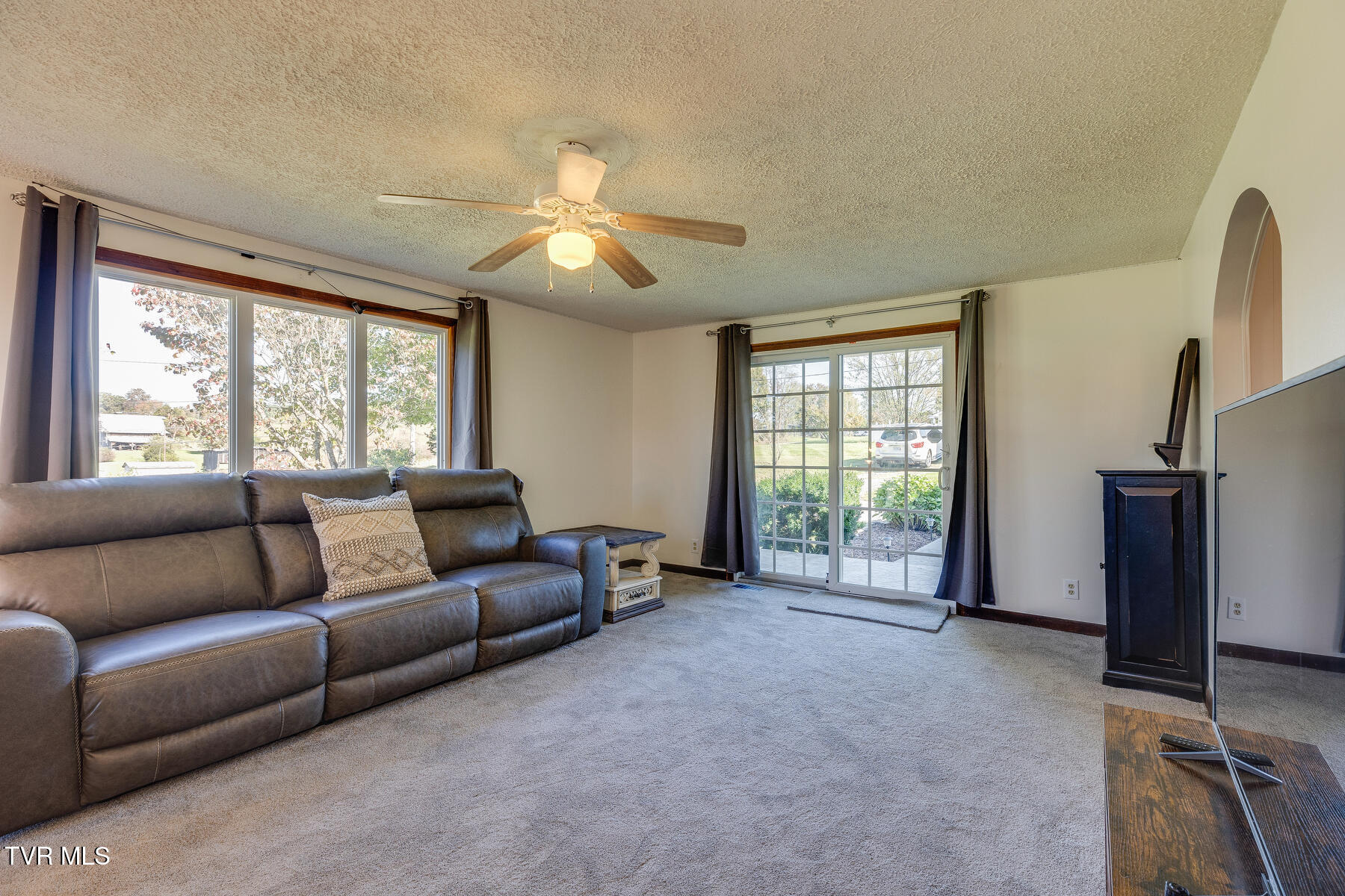 18212 Cleveland Road Abingdon, VA 24211 - Photo 4 of 39 front living 3