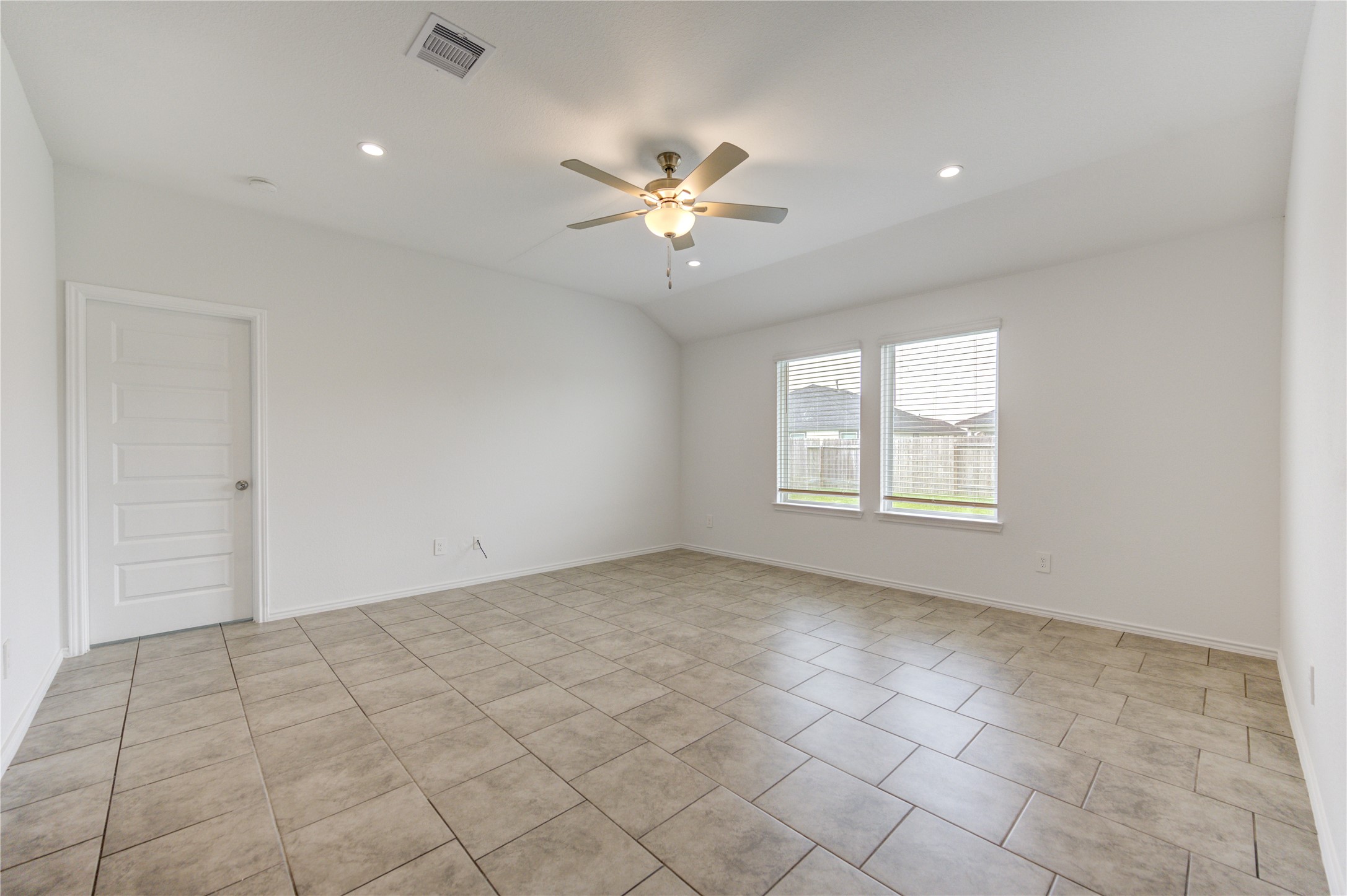 7547 Cattle Walker Court Rosharon, TX 77583 - Photo 9 of 27 Living area / Family Room