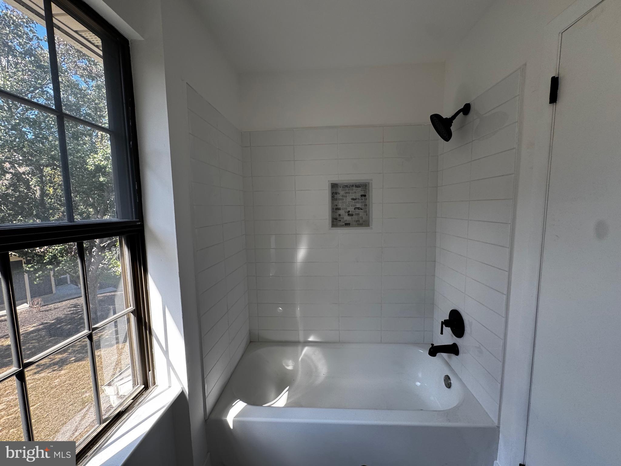 633 Foxton Court Mantua, NJ 08051 - Photo 11 of 14 a bathroom with a bathtub